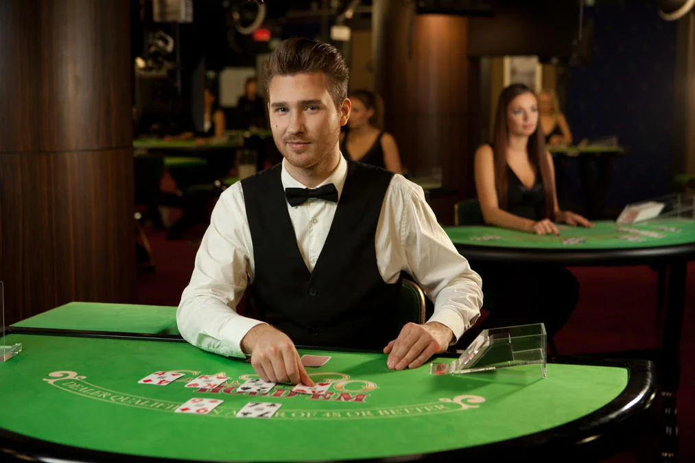 Meja dealer untuk permainan baccarat live